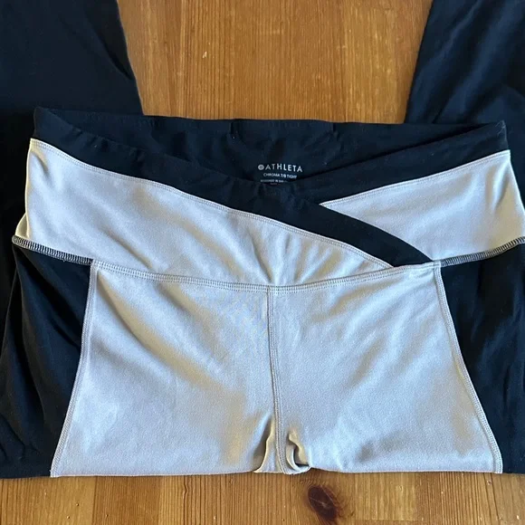 Athleta Women’s Black and Cream Leggings - Picture 7 of 12